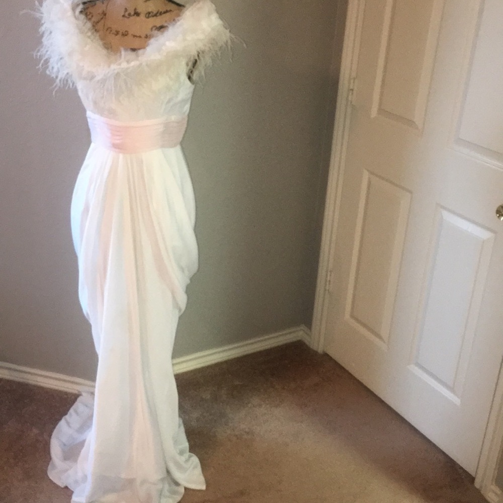 ⭐️⭐️⭐️Oscar Worthy Formal Gown! - Picture 4 of 8
